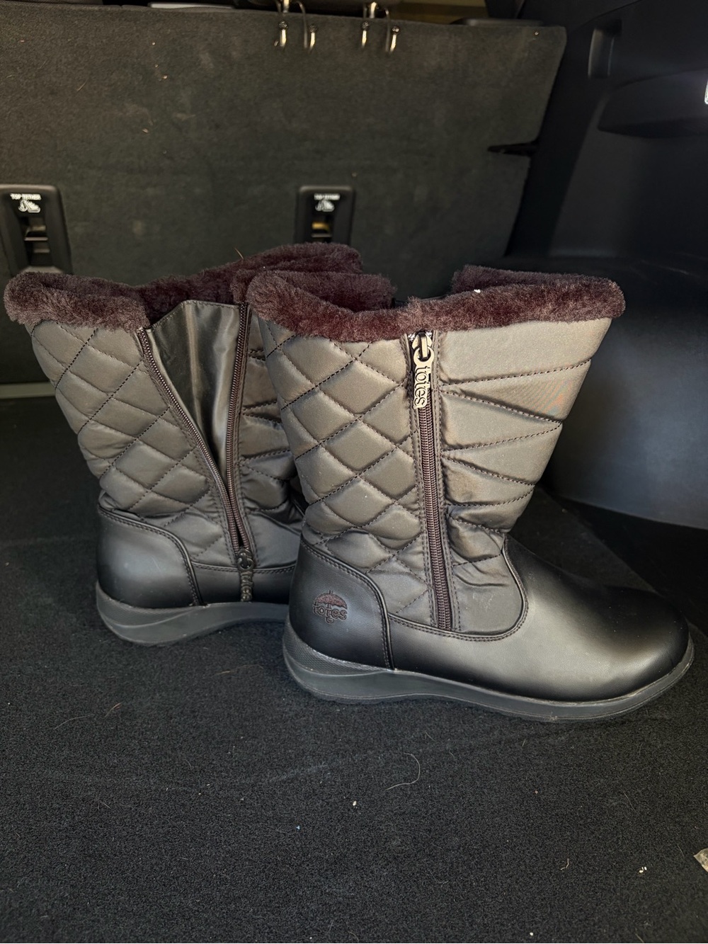 totes Quilted Winter Boots in Black with Faux-Fur Cuff